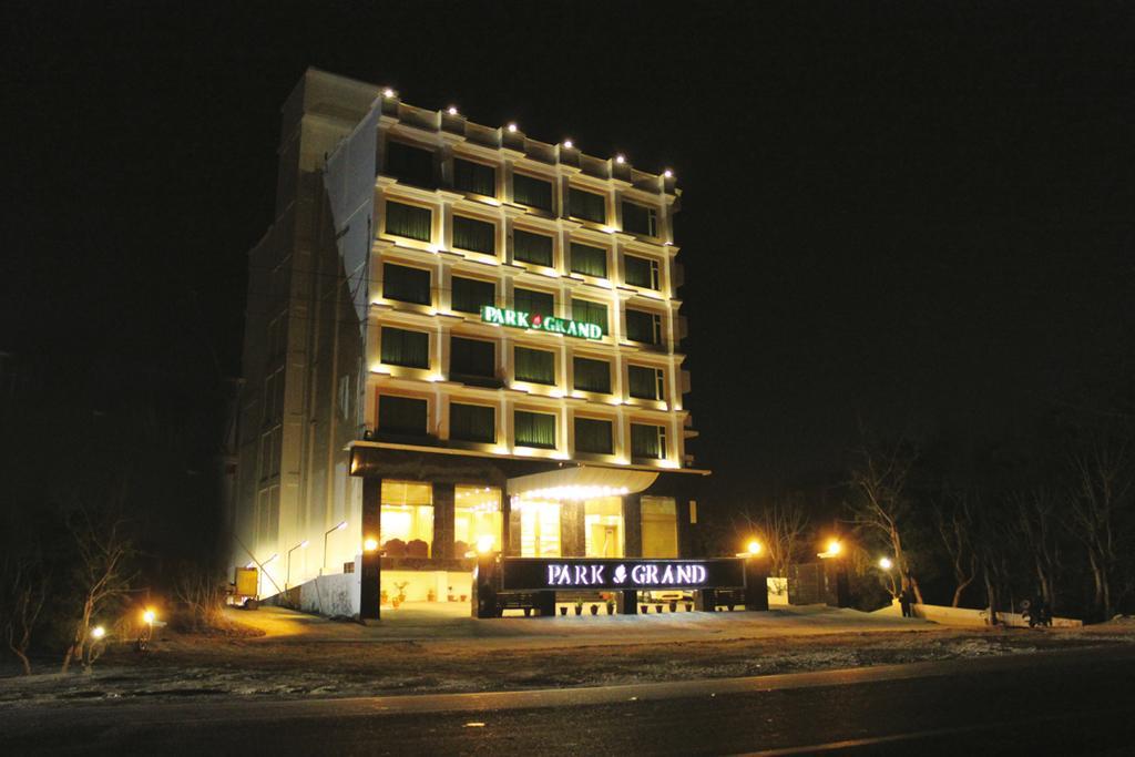 Hotel Park Grand, At Haridwār Eksteriør billede